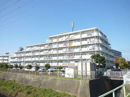 Local appearance photo. Local (November 16, 2013) Shooting Yang per facing south ・ View ・ Ventilation good! How in the first time of my home? Green is a rich residential area! Living environment favorable! !