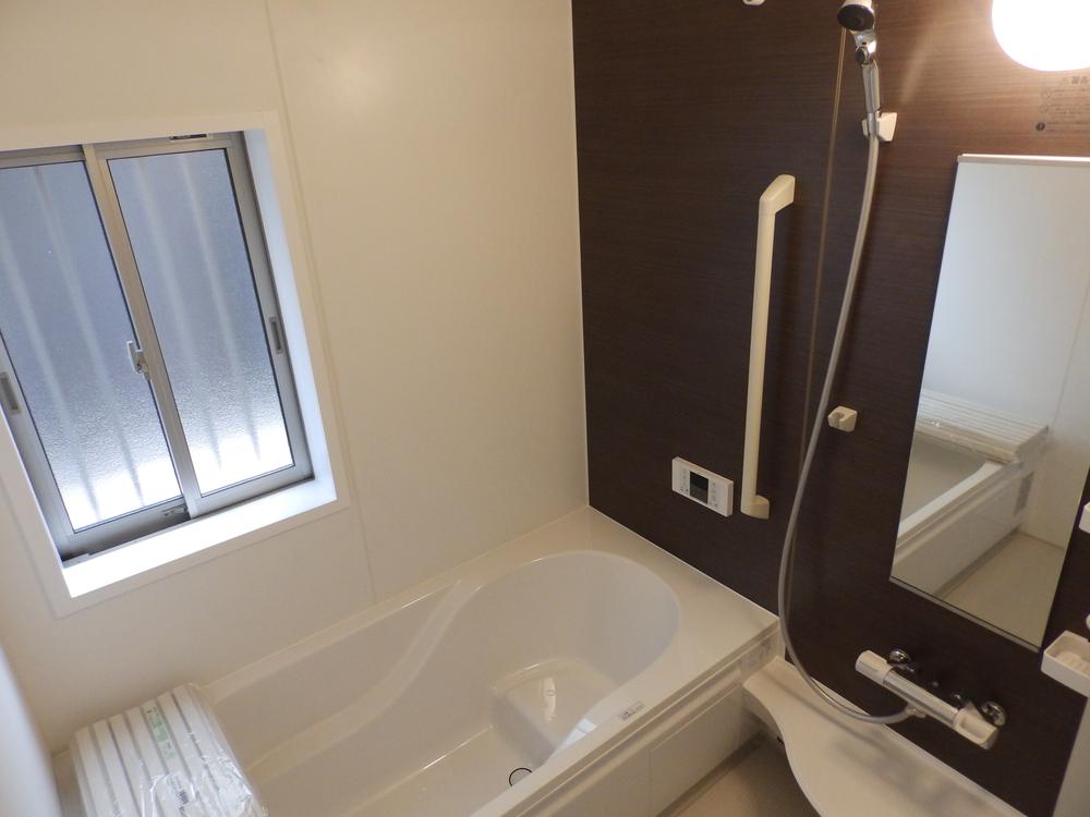 Bathroom. This property unit bus photo (December 2013 shooting) handrail with a bar that can also be adequate ventilation if there unit bus is a window 1 pyeong type