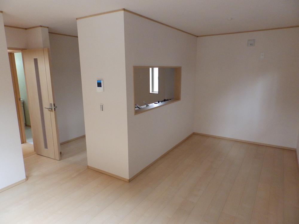 Living. This property living photo (December 2013 shooting) Would you put the table in the kitchen side? Barrier-free use in the flooring of bright