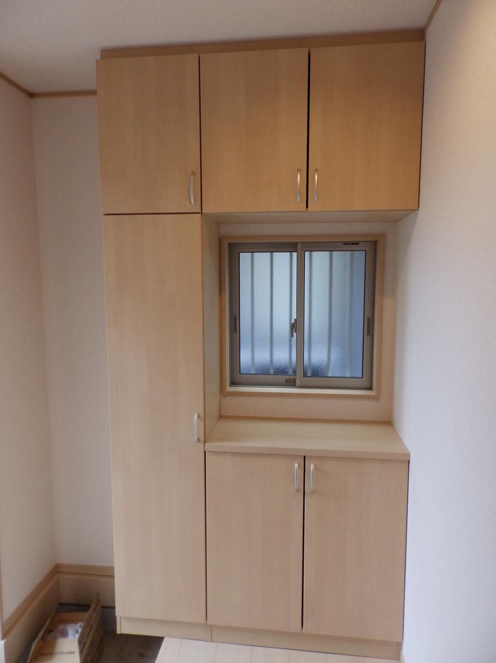 Entrance. This property entrance housed photos (December 2013 shooting) There is a small window in the housing of the spread