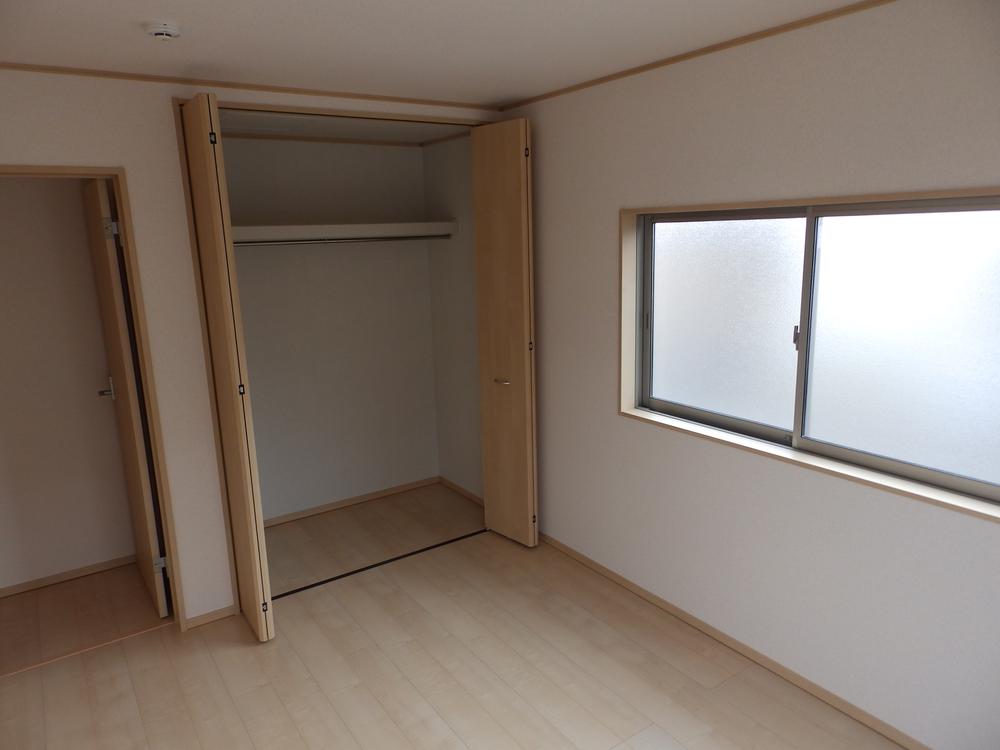 Non-living room. This property second floor Interoceanic photo (December 2013 shooting) with a closet with two faces lighting