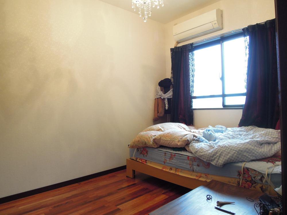 Non-living room. About 5.2 Pledge of Western-style (July 2013) Shooting ※ furniture ・ Fixtures, etc. are not included in the sale price.