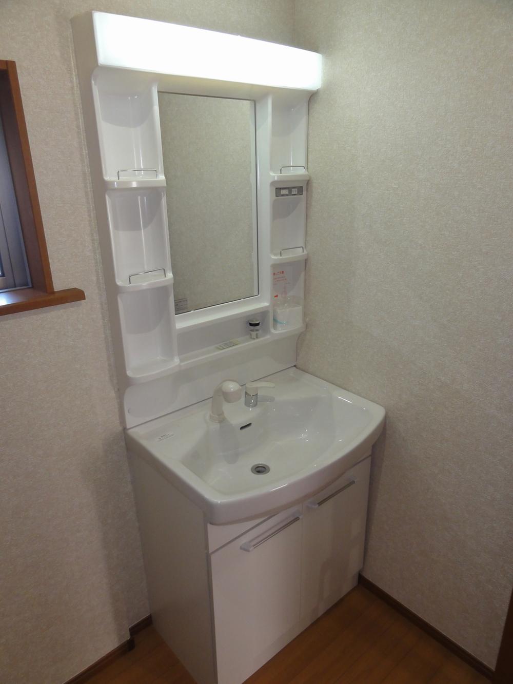 Wash basin, toilet. Shampoo dresser