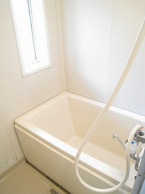 Bath. Also ventilation with windows ◎ bus