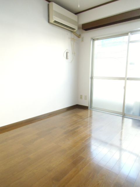 Living and room. Perfect for the bedroom. It is a Western-style room with a closet.