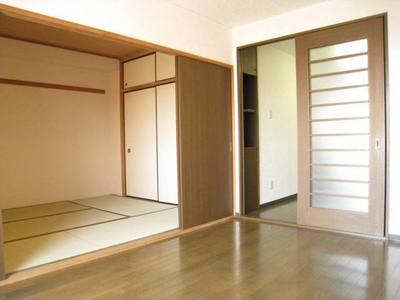 Living and room. By connecting a Japanese-style room can also be used