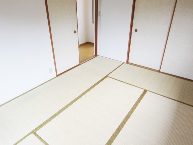 Living and room. You can purr.