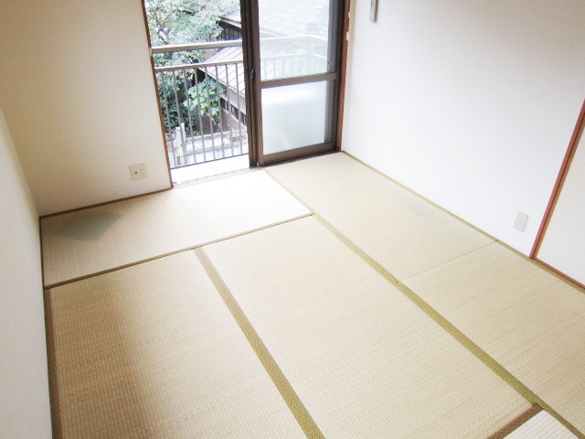 Living and room. Japanese-style breadth of the room has been enhanced.