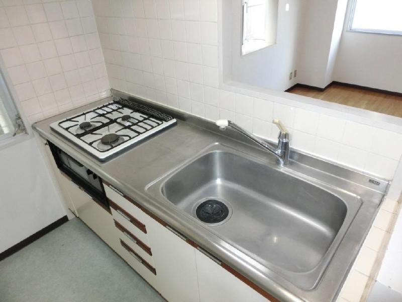 Kitchen. 3-neck system Kitchen! Also sink even large work table