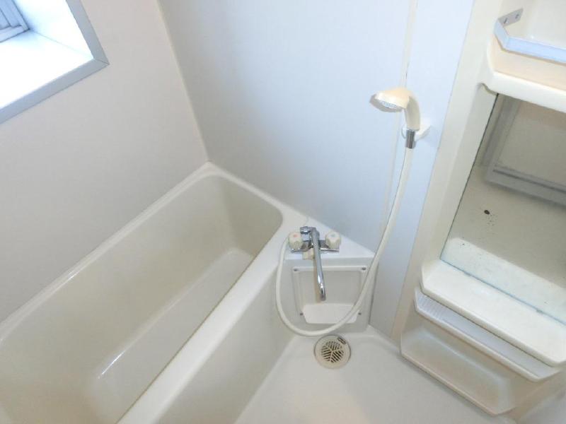 Bath. Bathing in the window also!