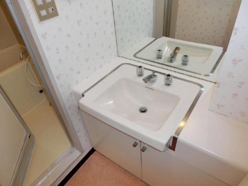 Washroom. Good old wash basin!