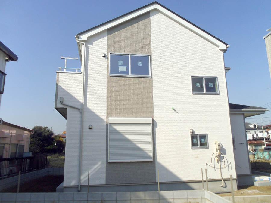 Local photos, including front road. We offer the same use the finished model house of this property. Please feel free to contact us.