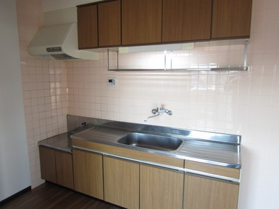 Kitchen. It is easy dishes in large kitchen