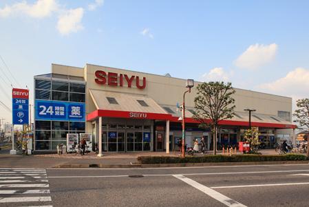 Supermarket. 80m to Seiyu Kawaguchi turf shop