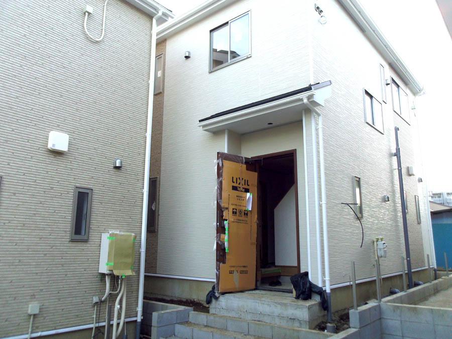 Local photos, including front road. We offer the same use the finished model house of this property. Please feel free to contact us.