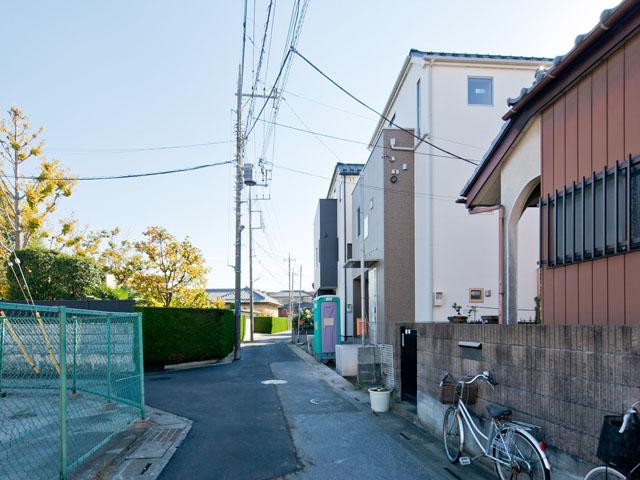 Local photos, including front road. Public road surface