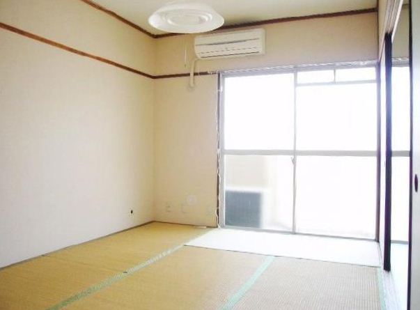 Living and room. Separate reference is a picture