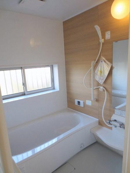 Bathroom. Loose extensible bath feet