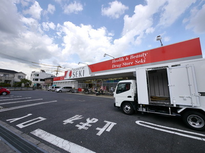 Dorakkusutoa. Cough 2400m until the pharmacy (drugstore)