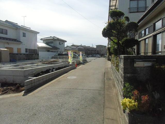 Local photos, including front road. North 4m front road (October 2013) Shooting