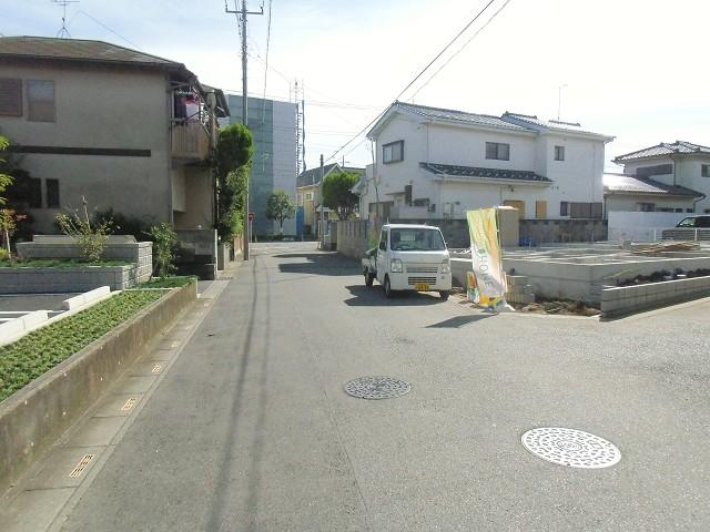 Local photos, including front road. East 6m front road (October 2013) Shooting