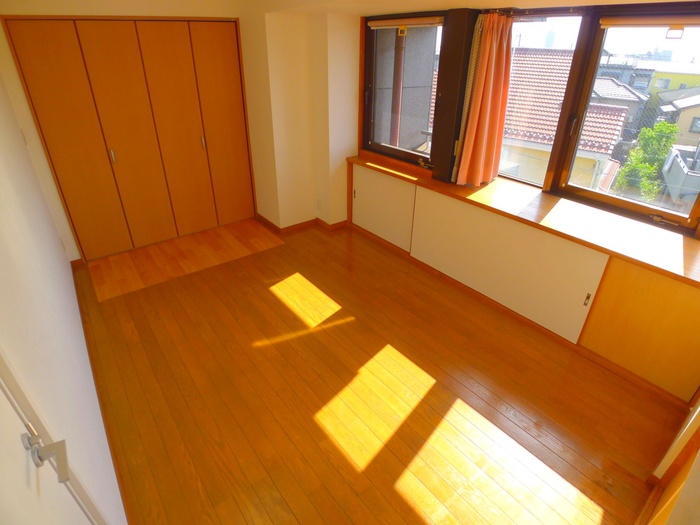 Living and room. With closet