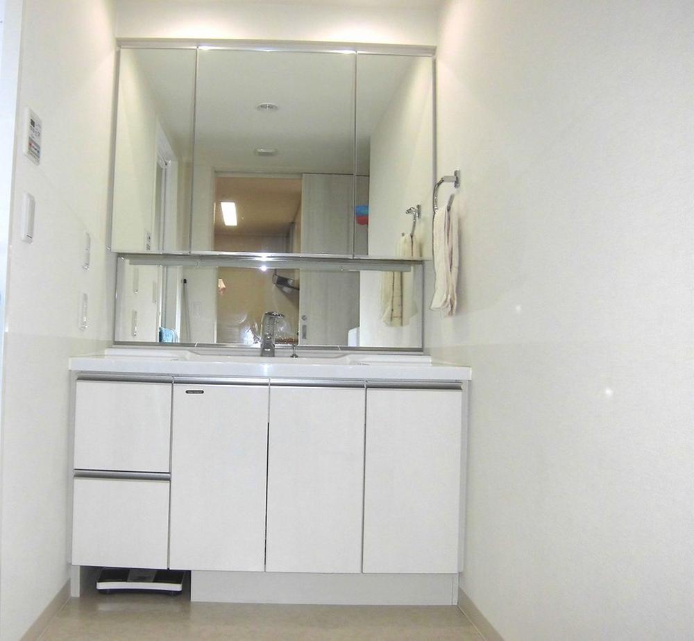Wash basin, toilet