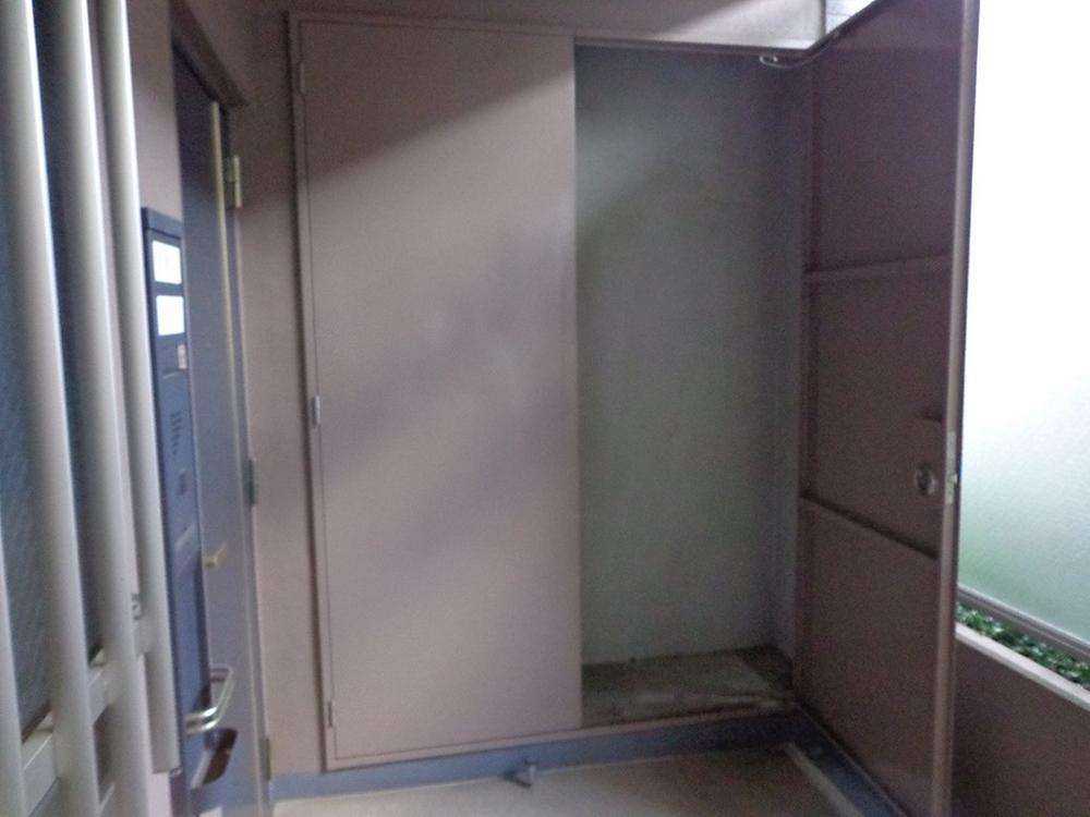 Entrance. trunk room