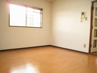 Living and room. Convenient for ventilation