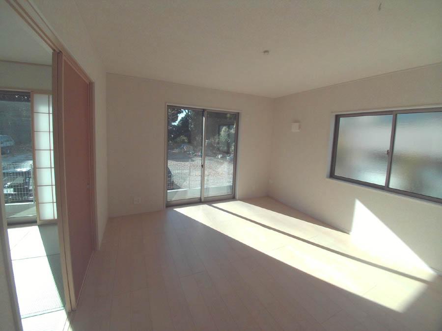 Living. Was building completed. Such as the actual image from per yang, We have to wait all the time so you can see directly. 