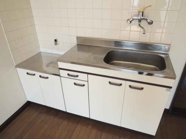 Kitchen. Gas stove can be installed kitchen.