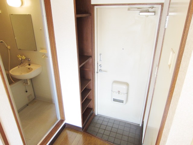 Entrance. Entrance storage is also equipped