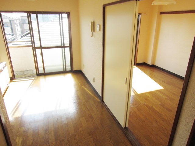 Living and room. South-facing good per yang