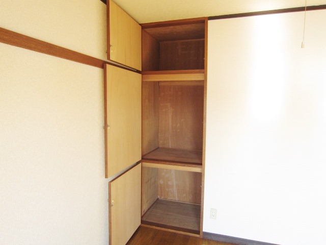 Receipt. Upper closet with storage