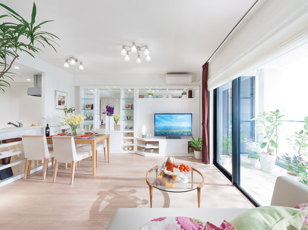 Living.  [living ・ dining] It is decorate the living gentle sunshine and refreshing breeze. It is the stage of full of comfort family life.  ※ Indoor Listings ・ Equipment photo shoot the model room (B1 'type) (February 2013) ※ Specification of the model room, Convenience of on construction ・ It might be subject to change in part by improvements and the like.