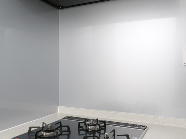 Kitchen.  [Stove before panel] Before stove easily marked with water wings and oil stains, Adopt a kitchen panel. Less joint, Also making it easier to wipe off dirt.