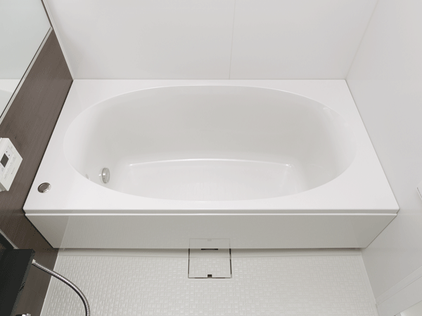 Bathing-wash room.  [Oval bathtub] It has adopted the oval tub that can leisurely bath. A simple positive elliptical form, such as gently wrap the body, It is both a comfortable and relaxing bathing feeling and modern design, Heals tired of the day.