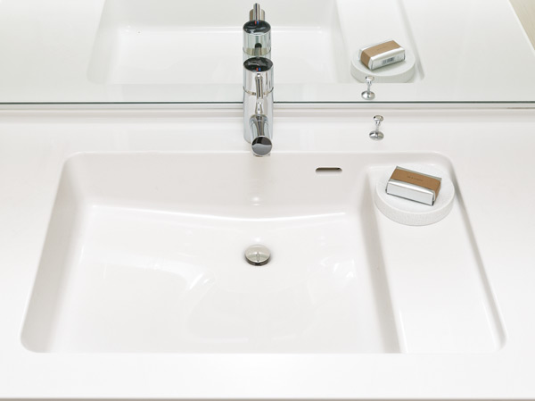 Bathing-wash room.  [Step with integrated bowl] It was provided with a space to put a like wet cups and soap in the sink bowl. Keep the counter clean, Saving you the hassle of cleaning.
