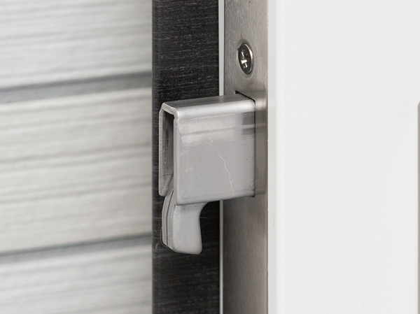 Security.  [Sickle dead bolt] Insert and bar between the frame and the door, As a countermeasure by deforming the door and the frame to the modus operandi of the pry unlocking with or remove the dead bolt received, It has adopted a sickle dead bolt Seridasu sickle of the bracket and locking the key to the front door.  ※ Listings equipment photo shoot the model room (B1 'type) (February 2013)