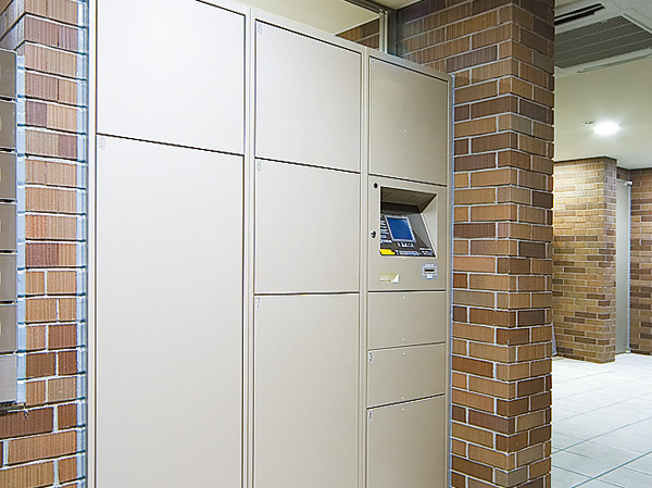 Other.  [Delivery Box (with arrival display function)] The luggage that arrived at the time of going out, Others can be received at any time 24 hours, Shipping and cleaning request of home delivery products can be done. Also, Home delivery products shipping fee ・ You can also settle the cleaning fee with a credit card. You can see by the arrival display that you have arrived luggage in dwelling units within the intercom base unit.  ※ Same specifications