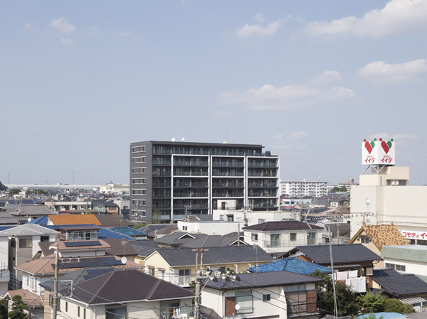 Buildings and facilities. The living environment of low-rise detached houses had settled lined, Imposing completed <City House bracken Residence>. Conspicuously stand out the form is, And rich sunshine, Pleasant airy, And the resulting will also said unexpected open-minded view spreads (October 2013 shooting)
