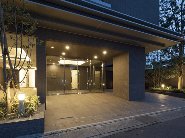 Buildings and facilities. The design was a sense of volume rich canopy to accent, Entrance to welcome live person. If Nukere the bright wind dividing chamber glass paste, The ceiling of the entrance hall up open folding in quality is, Live person ・ They greeted us with comfortably for visitors. (entrance)