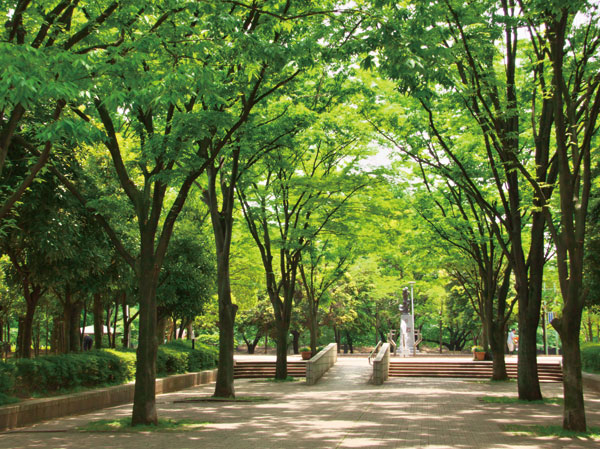 Surrounding environment. Kawaguchi City, the administrative area of ​​the property is, Enhance the first time in the charms of the child care support. Chosen "child care support comprehensive promotion model cities, towns and villages," the Ministry of Health, Labour and Welfare, Promote attentive child care support business ※ Each system has certain conditions. Also, Administrative services, etc. are subject to change without notice.  ※ June 2012 (Photo bracken citizen park about 1430m)