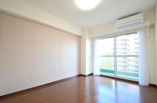 Non-living room. ~ The room other than the living ~