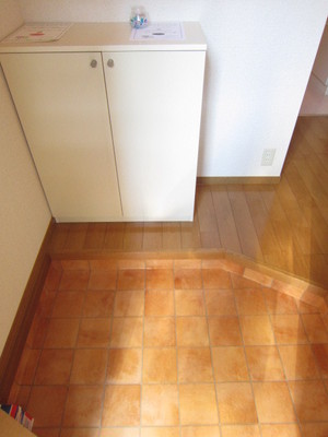 Entrance. Welcomes a wide entrance