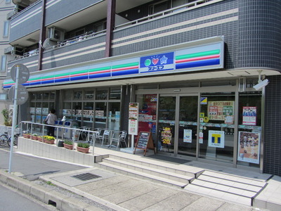 Convenience store. Three F until the (convenience store) 90m