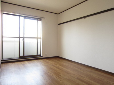 Living and room. Sunlight contains the in the southeast direction