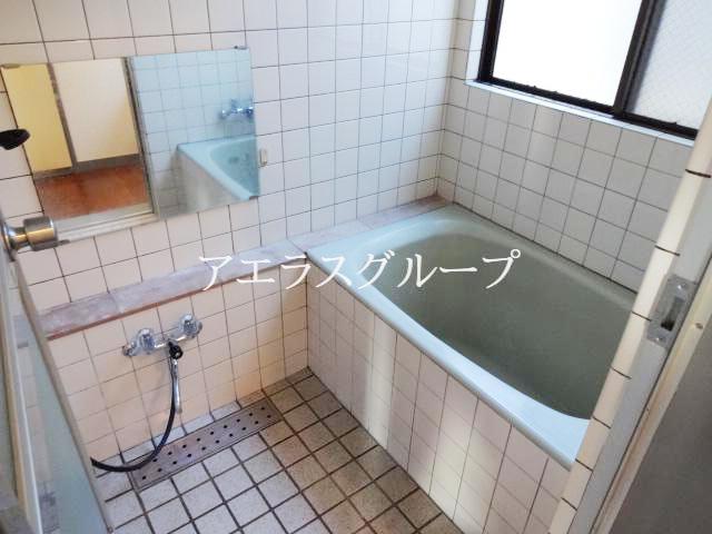 Bath. Please be healed by soaking in the bathtub