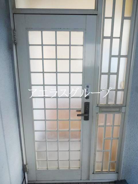 Entrance. Double-lock mounting