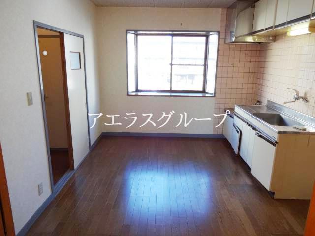 Living and room. Dishes also diligently can space